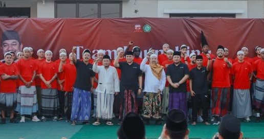 UNIK TAPI KEREN, TEAM LAUNCHING MADURA UNITED FC NGALAP BERKAH PARA KYAI DAN SANTRI NURUL KHOLIL BANGKALAN MADURA.